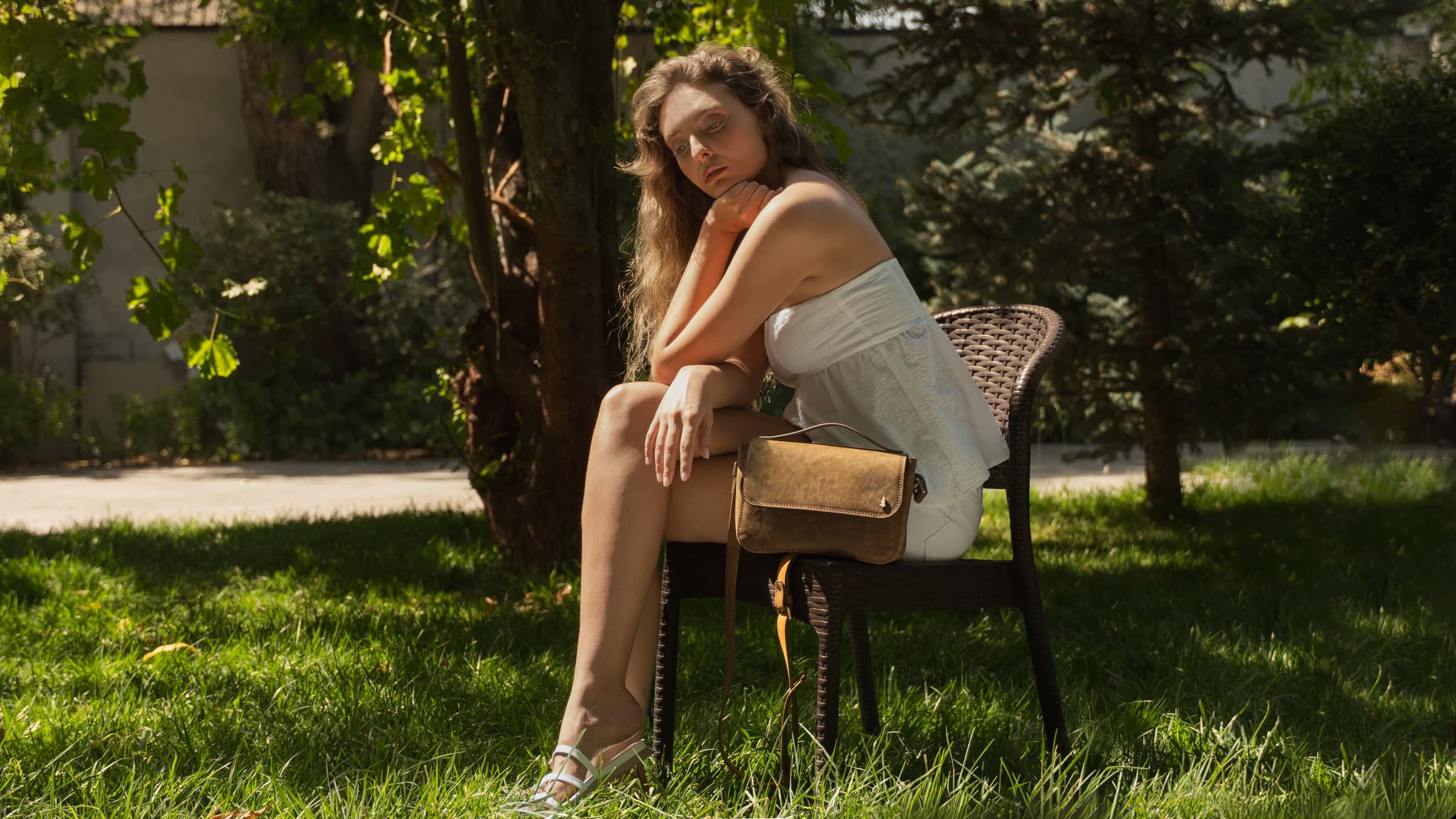 ARAS PINE Livia Crossbody — brown nubuck — Wicker, grass, the pause between two thoughts. The Livia carries its softness on the wrist and its structure in the strap — a piece that reads at ease in every light we have photographed it in.