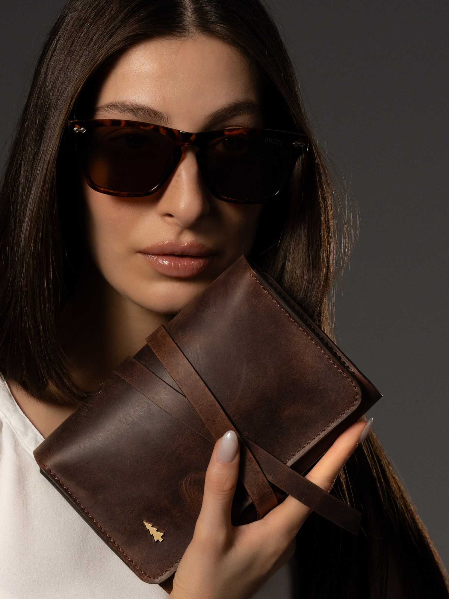 ARAS PINE Padrone Pipe Case — worn by model — leather pipe case (worn by a model), handmade in Türkiye