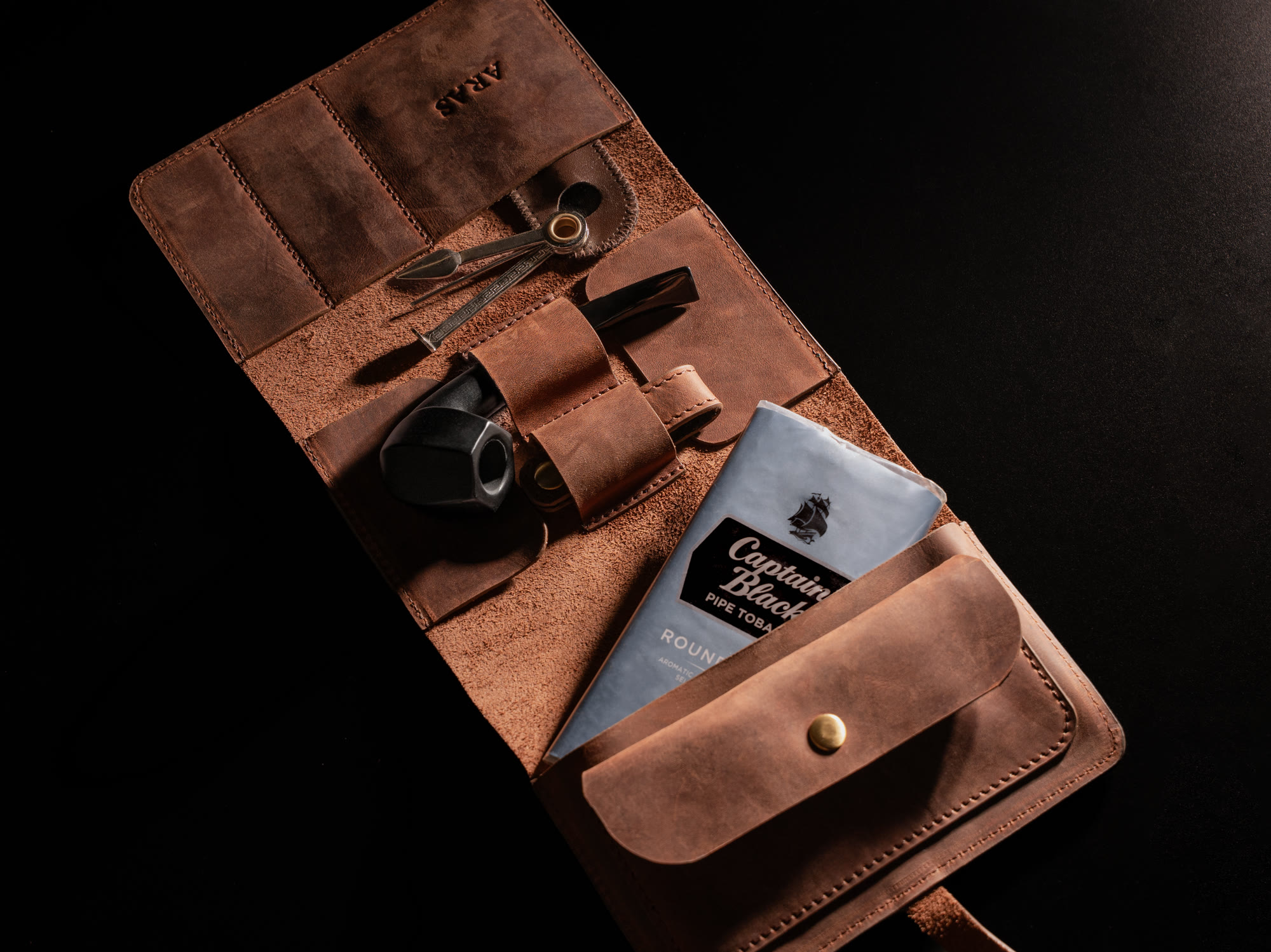 ARAS PINE Padrone Pipe Case — open, styled with pipe, tobacco pouch and tamper tool on a dark ground — leather pipe case, handmade in Türkiye