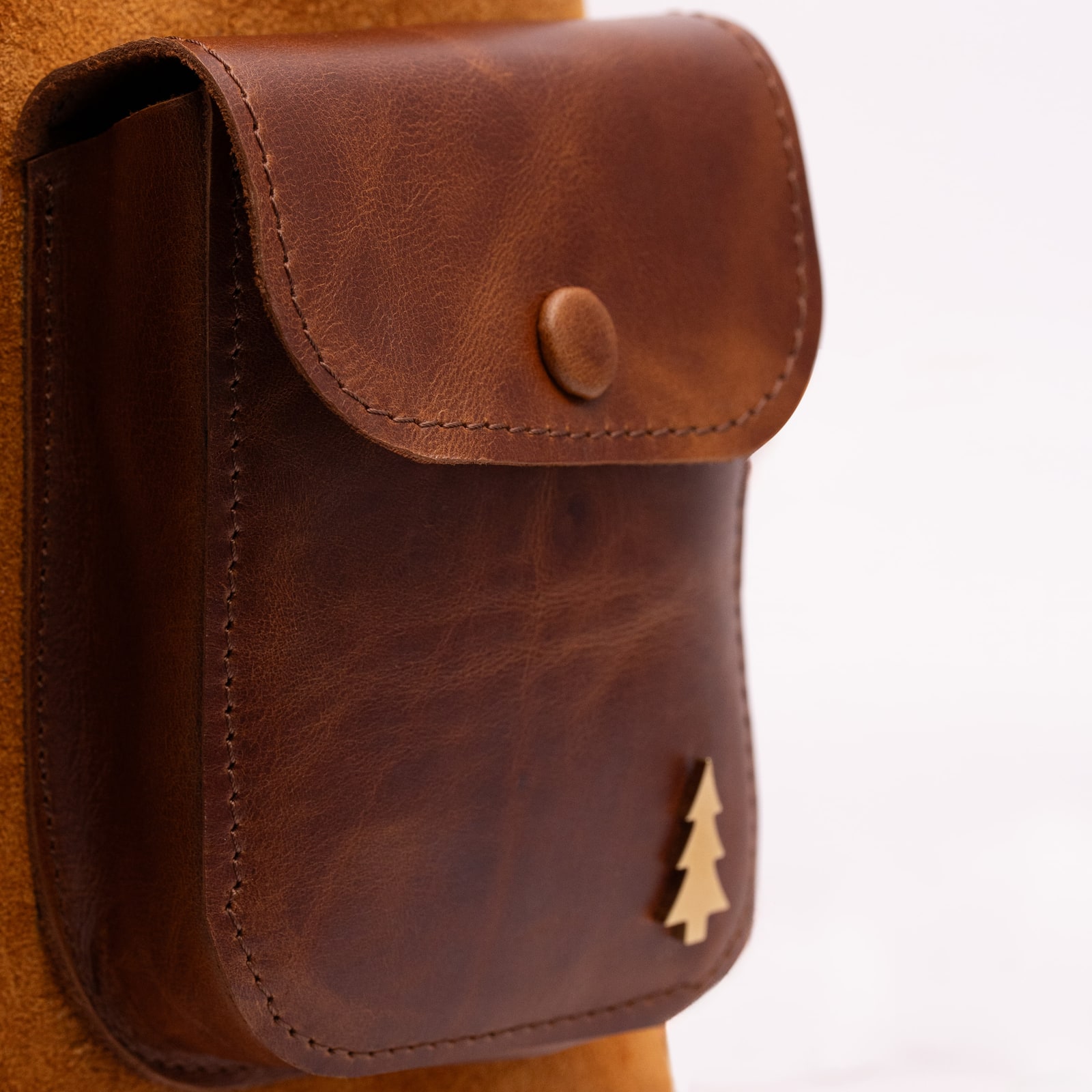 ARAS PINE Prato Backpack — cognac suede & chestnut leather, second detail — leather backpack (close-up detail), handmade in Türkiye