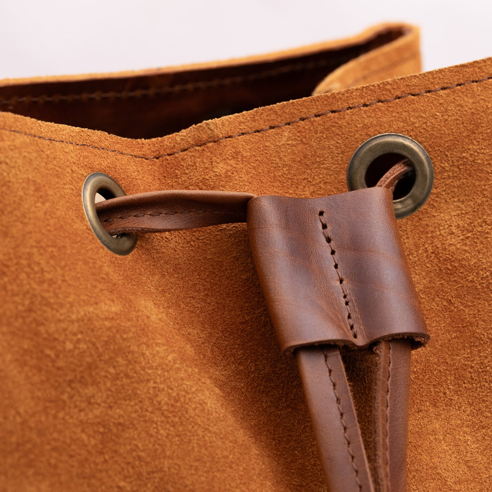 ARAS PINE Prato Backpack — cognac suede & chestnut leather, detail — leather backpack (close-up detail), handmade in Türkiye