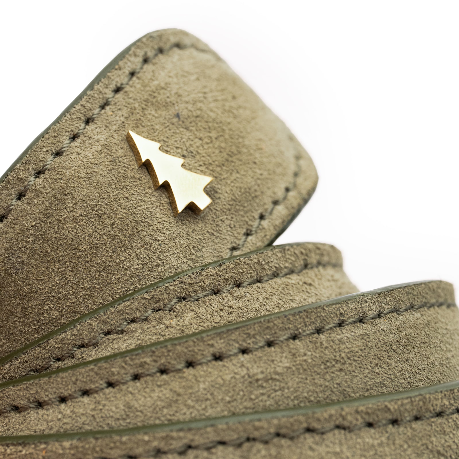 ARAS PINE Aras Élan Belt — forest green, close-up detail — handmade leather belt, handmade in Türkiye