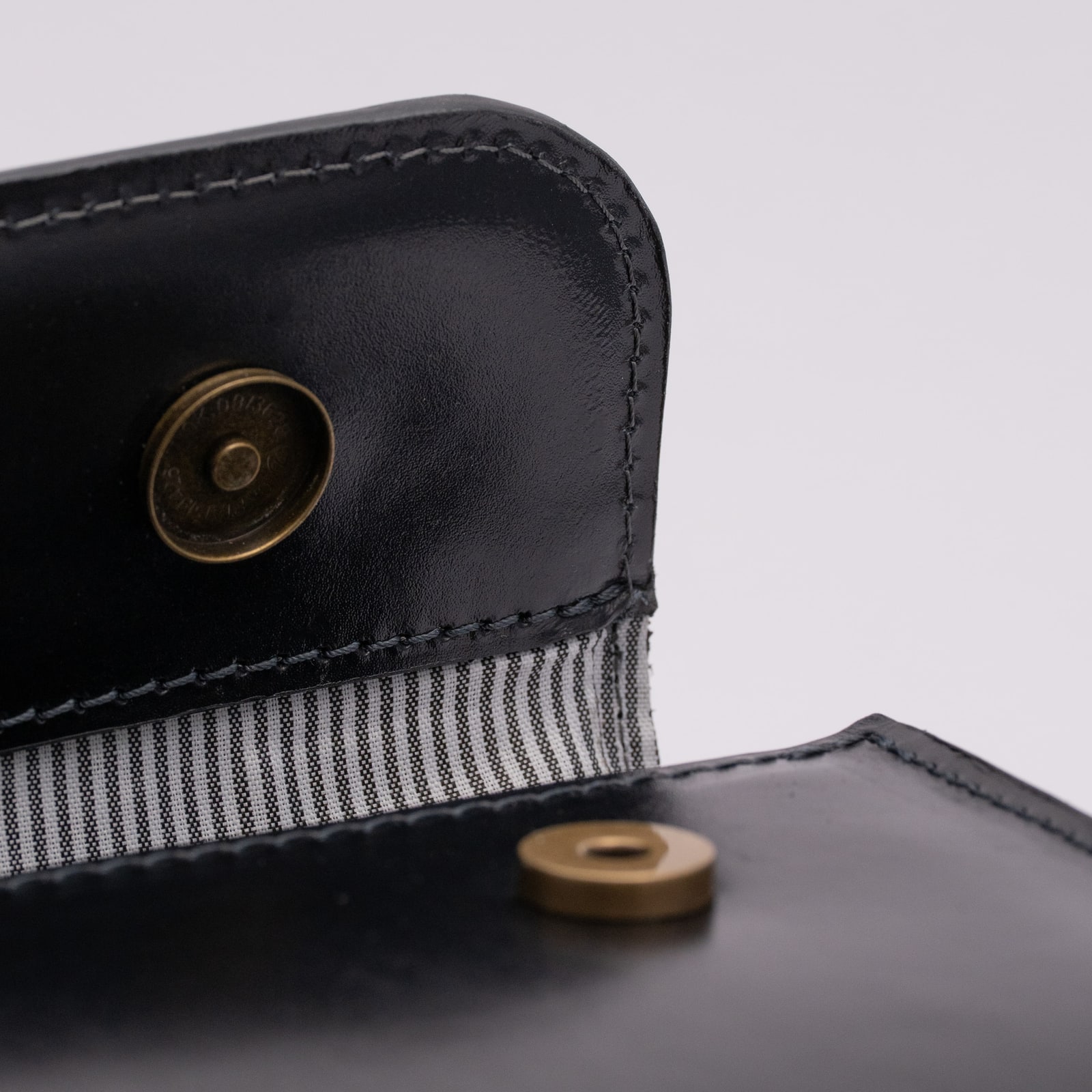 ARAS PINE Corda Clutch — black leather, second detail — leather clutch (close-up detail), handmade in Türkiye