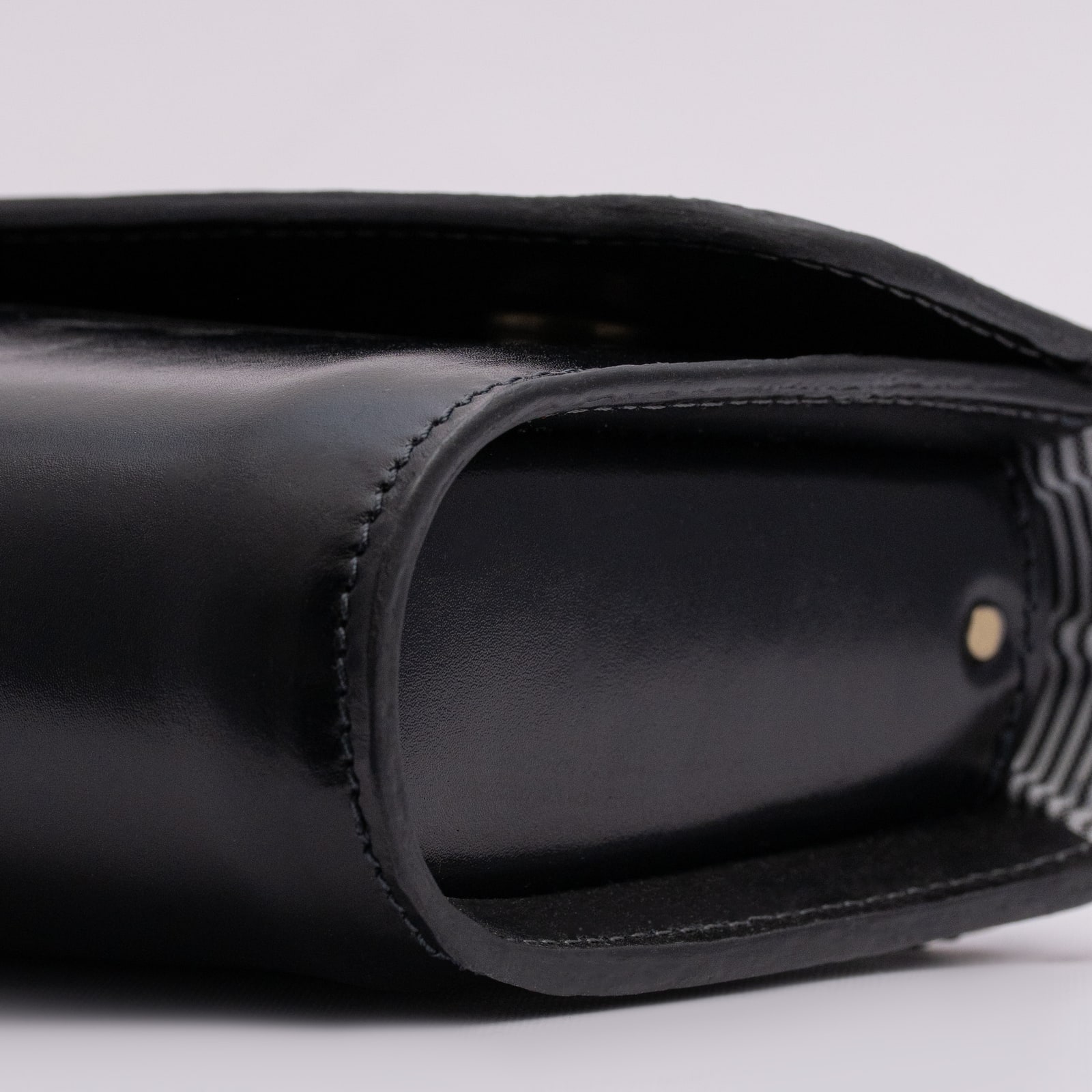 ARAS PINE Corda Clutch — black leather, detail — leather clutch (close-up detail), handmade in Türkiye