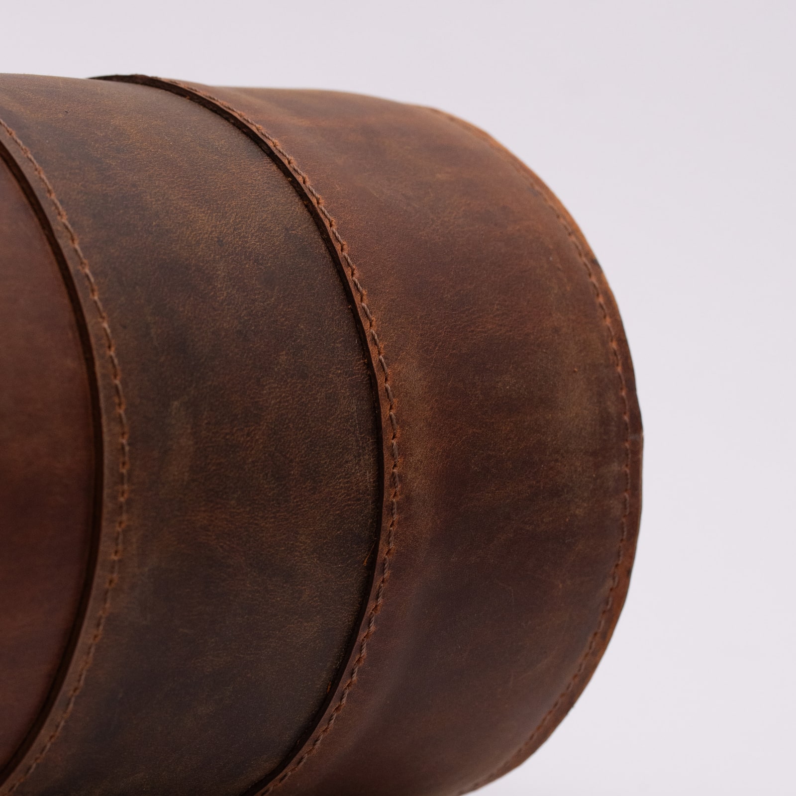 ARAS PINE Barca Crossbody — chestnut, second detail — leather crossbody bag (close-up detail), handmade in Türkiye