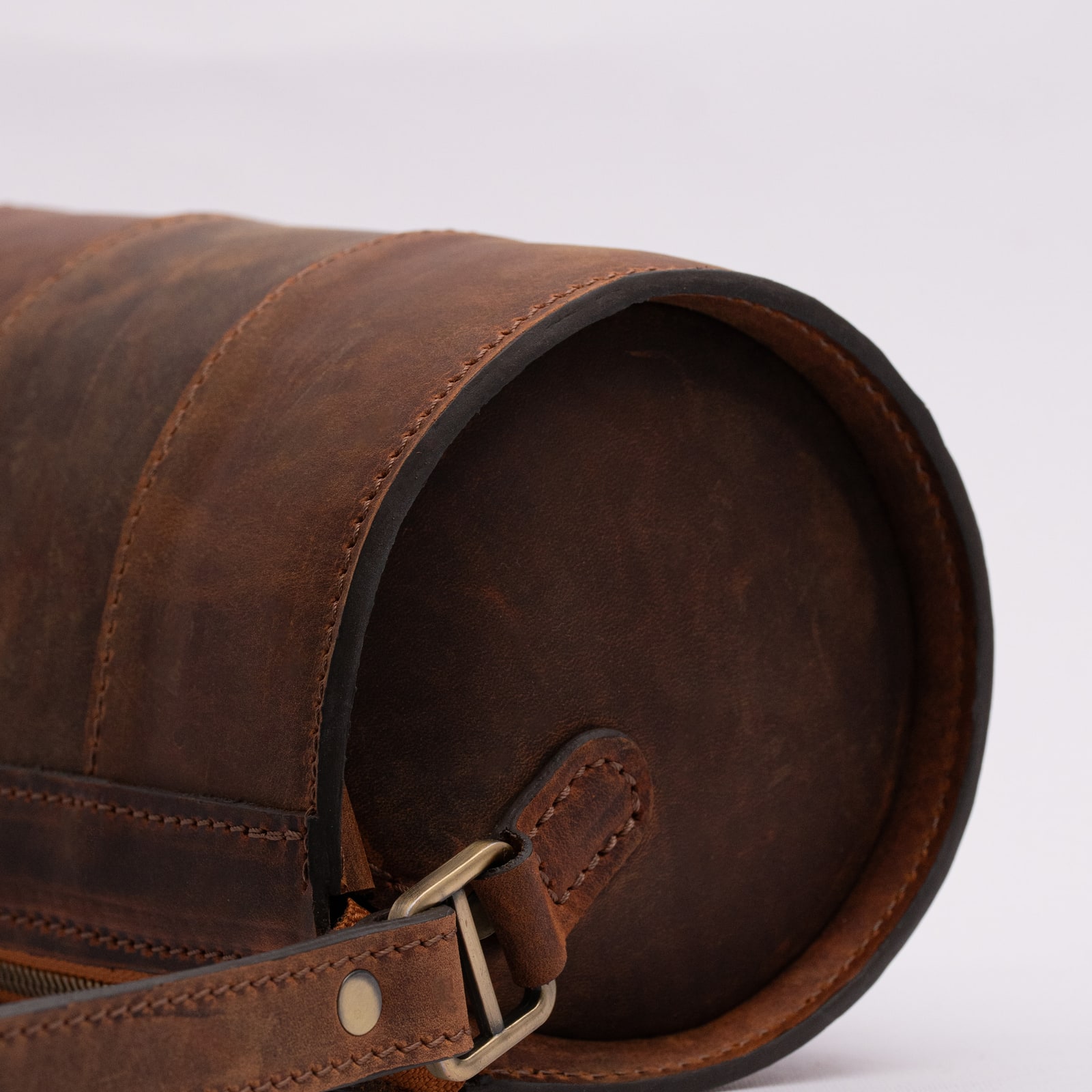 ARAS PINE Barca Crossbody — chestnut, detail — leather crossbody bag (close-up detail), handmade in Türkiye
