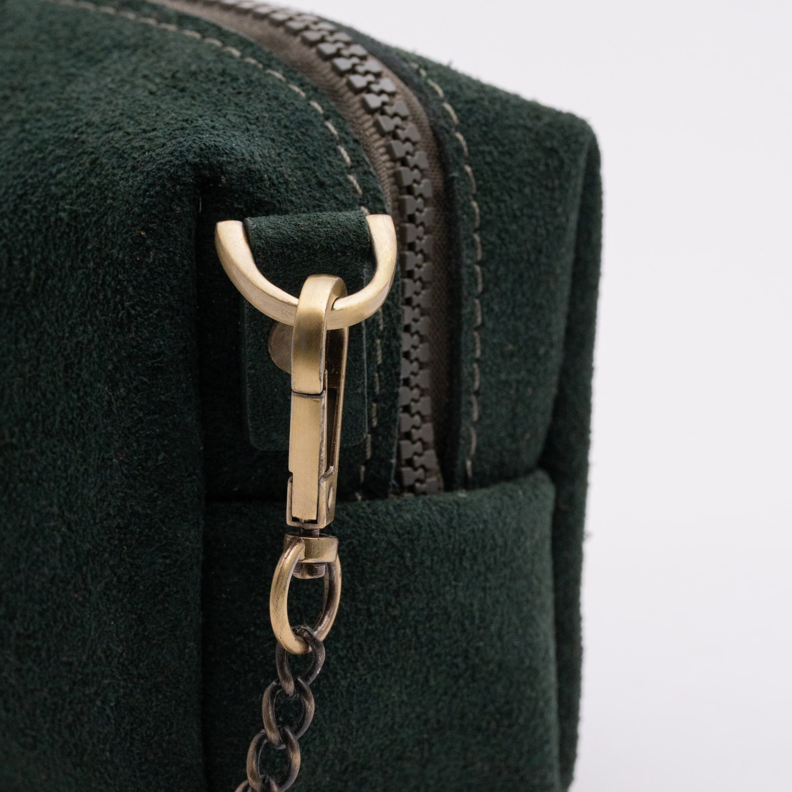 ARAS PINE Ivrea Crossbody — green suede with brass chain, detail — leather crossbody bag (close-up detail), handmade in Türkiye