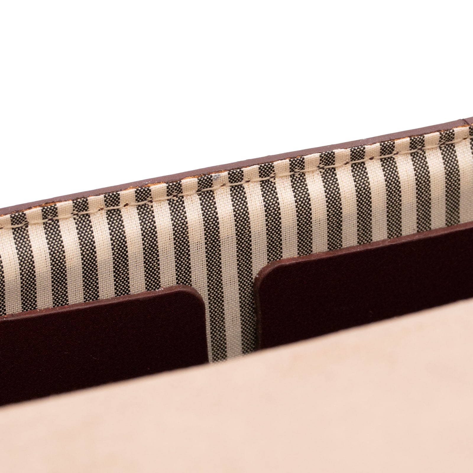 ARAS PINE Crossbody — burgundy barrel, detail — leather crossbody bag (close-up detail), handmade in Türkiye
