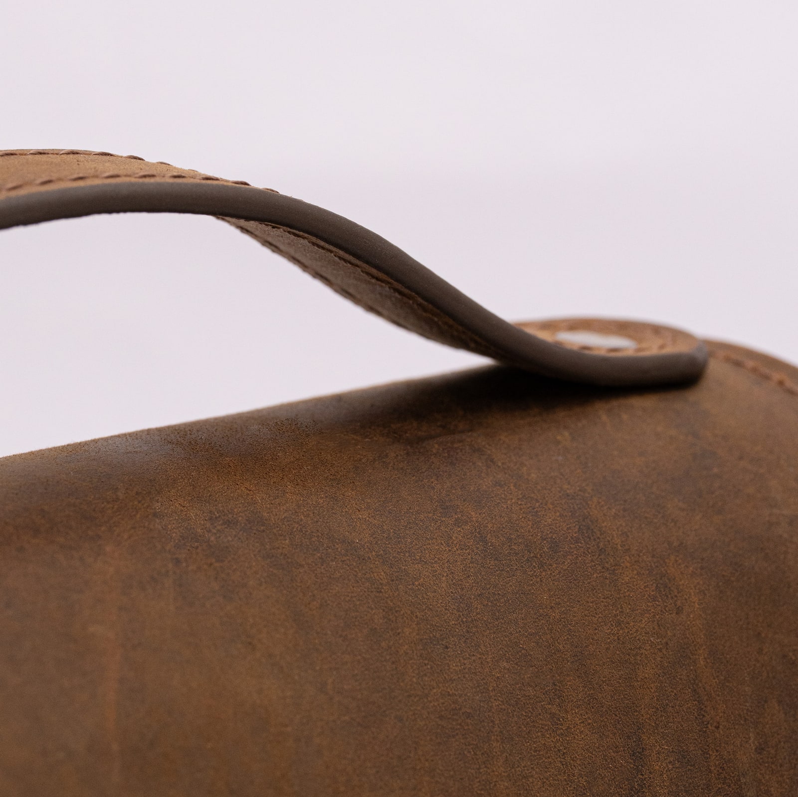 ARAS PINE Livia Crossbody — brown nubuck top-handle, second detail — leather crossbody bag (close-up detail), handmade in Türkiye