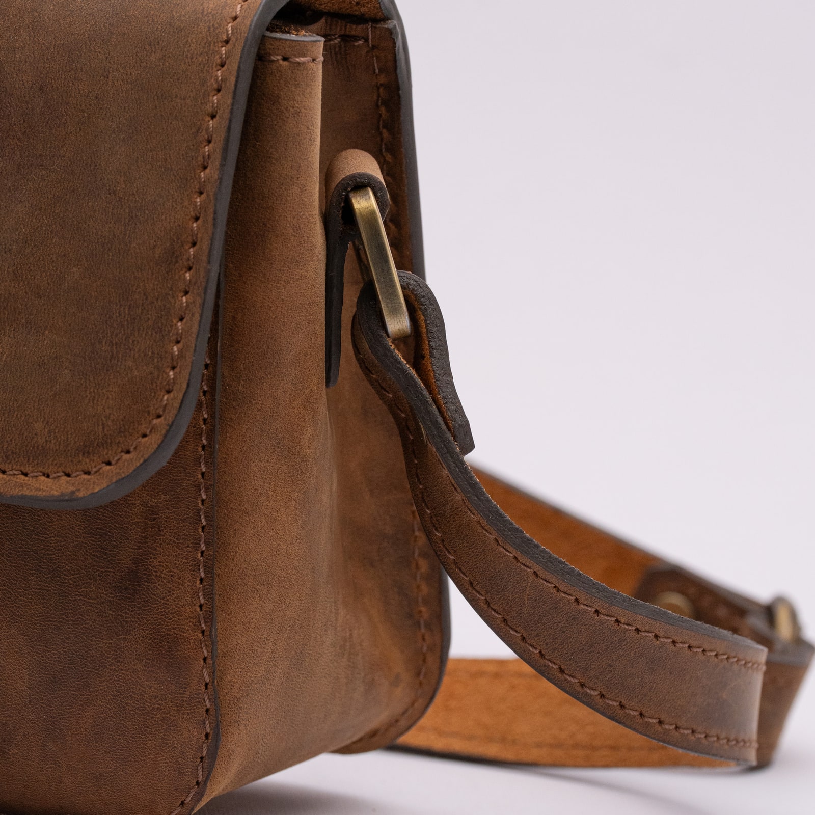 ARAS PINE Livia Crossbody — brown nubuck top-handle, detail — leather crossbody bag (close-up detail), handmade in Türkiye
