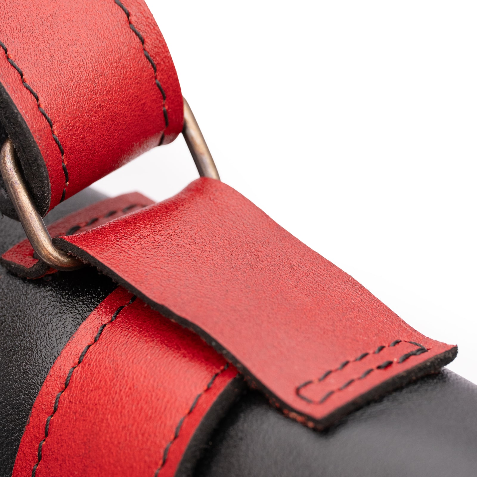 ARAS PINE Liore Messenger — black body, red straps, detail — leather messenger bag (close-up detail), handmade in Türkiye