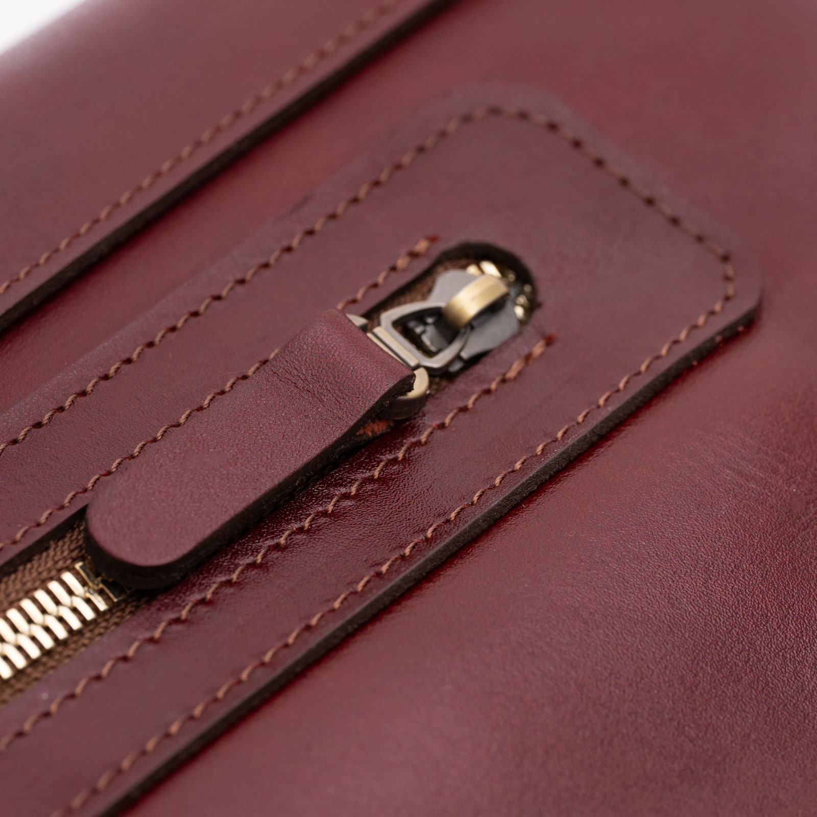 ARAS PINE Bellune Messenger — burgundy, detail — leather messenger bag (close-up detail), handmade in Türkiye