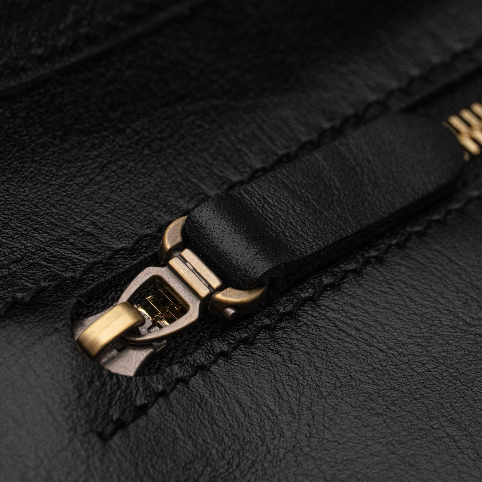 ARAS PINE — detail 2 — leather, handmade in Türkiye